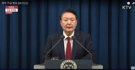 3日、ソウルで緊急談話を発表する韓国の尹錫悦大統領(韓国メディアの映像より)(EPA時事)