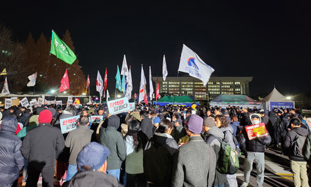 4日未明、ソウルの韓国国会前に集まった人々