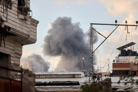 3日、パレスチナ自治区ガザ北部ガザ市で、イスラエル軍の攻撃後、空に上がる煙(AFP時事)