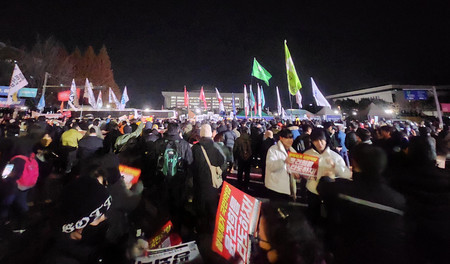 4日未明、ソウルの韓国国会前に集まった人々