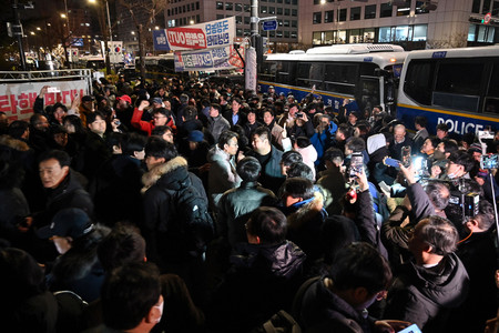 4日、非常戒厳令を受けてソウルの韓国国会前に集まった市民ら(AFP時事)