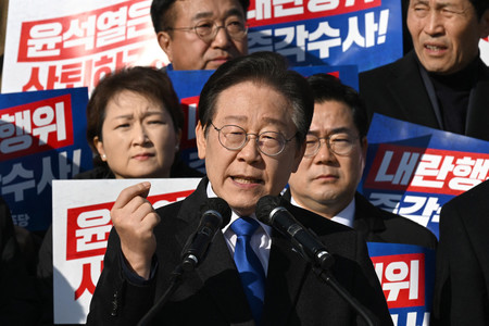 4日、ソウルの国会で開かれた集会で尹錫悦韓国大統領を非難する最大野党「共に民主党」の李在明代表(AFP時事)