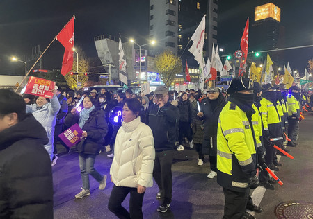 4日、ソウルで韓国の尹錫悦大統領の退陣を求め行進する人たち