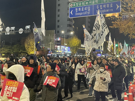 4日、ソウルで韓国の尹錫悦大統領の退陣を求めデモ行進する人たち