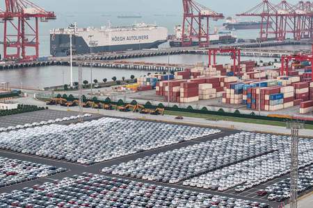 中国・江蘇省の港で積み込みを待つ車(AFP時事)
