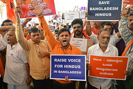 バングラデシュでのヒンズー教徒への暴力行為に抗議する同教団体メンバー=4日、インド南部ベンガルール(AFP時事)