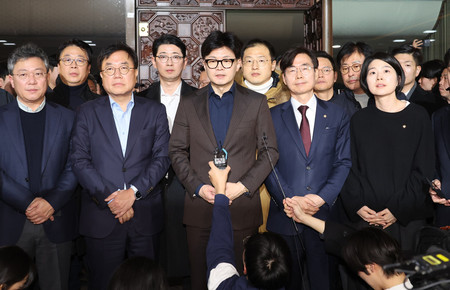 韓国与党「国民の力」の韓東勲代表(中央)=4日、ソウル(EPA時事)