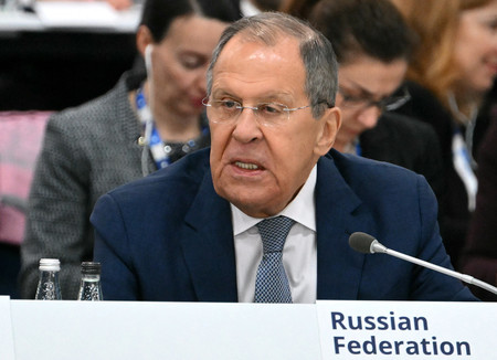 5日、マルタで開催された欧州安保協力機構(OSCE)閣僚会合に出席したロシアのラブロフ外相(AFP時事)