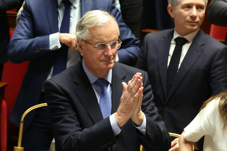４日、フランス国民議会で内閣不信任決議案が可決された直後のバルニエ首相（ＡＦＰ時事）