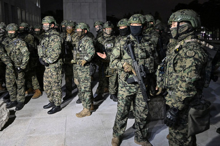 4日、「非常戒厳」宣言を受けてソウルの国会に進入しようと試みる韓国軍兵士(AFP時事)
