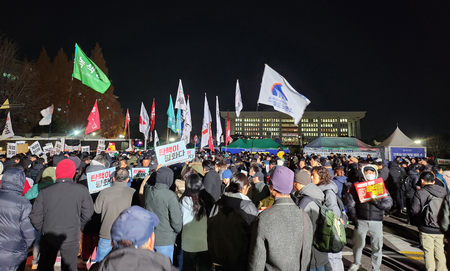 尹錫悦大統領の「非常戒厳」宣言を受け、国会前に集まった人々=4日、韓国・ソウル