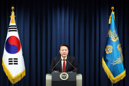 非常戒厳を宣言する韓国の尹錫悦大統領=3日、ソウル(大統領府提供、AFP時事)