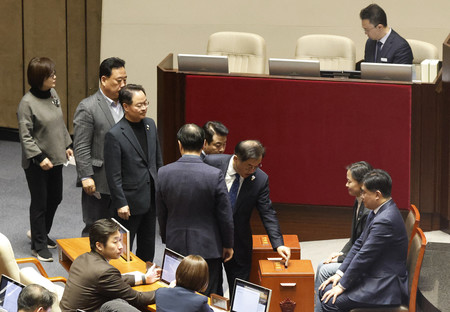7日、韓国・ソウルの国会で大統領弾劾訴追案の投票を行う議員(AFP時事)