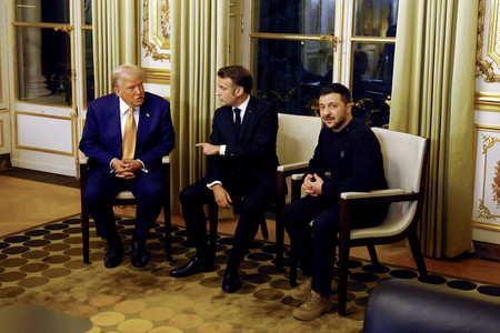 7日、パリで3者会談に臨む(左から)トランプ次期米大統領、マクロン仏大統領、ウクライナのゼレンスキー大統領(EPA時事)