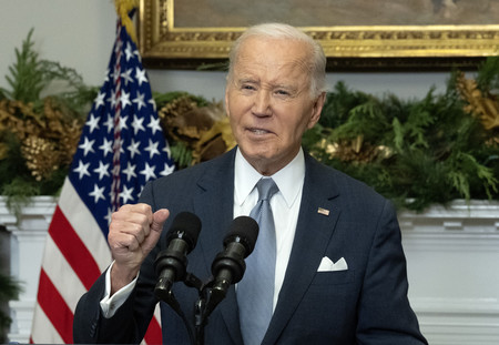 8日、米ホワイトハウスで、シリア情勢について演説するバイデン大統領(EPA時事)