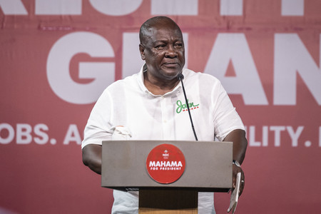 ガーナのマハマ前大統領=5日、アクラ(AFP時事)
