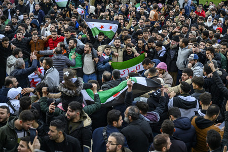 8日、トルコの最大都市イスタンブールで、アサド政権崩壊に歓喜する在外シリア人(AFP時事)