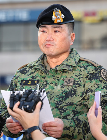 9日、ソウルで記者会見する韓国陸軍「707特殊任務団」のキム・ヒョンテ団長(EPA時事)