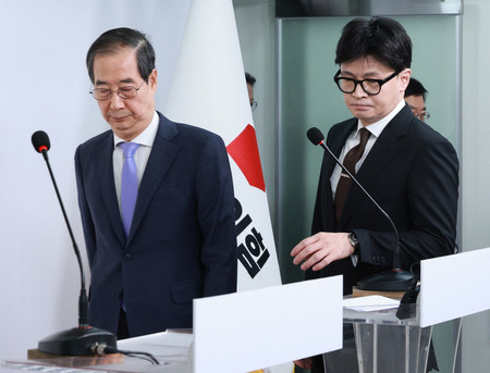 韓国の韓悳洙首相(左)と与党「国民の力」の韓東勲代表=8日、ソウル(AFP時事)