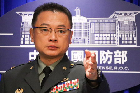 10日、台北の台湾国防部(国防省)で記者会見する孫立方報道官