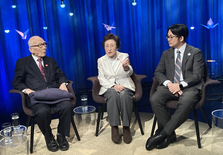 11日、オスロで、ノルウェー国営放送NRKの番組に出演した日本原水爆被害者団体協議会(日本被団協)の田中熙巳代表委員(左)、事務局次長の児玉三智子さん(中央)、被爆3世の林田光弘さん