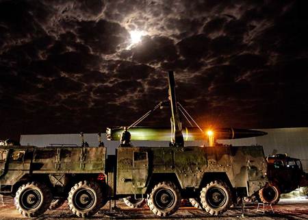 ミサイルを運ぶ中国ロケット軍=2023年4月、中国軍東部戦区内で撮影(EPA時事)