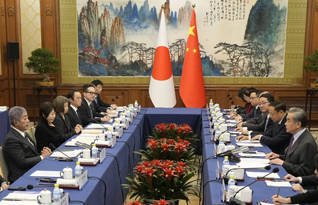 「ハイレベル人的・文化交流対話」に臨む岩屋毅外相(左手前)と中国の王毅共産党政治局員兼外相(右手前)。左手前から2人目は阿部俊子文部科学相=25日、北京(代表撮影・時事)