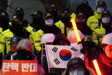 3日、ソウルの韓国大統領公邸近くに集まった尹錫悦大統領の支持者ら