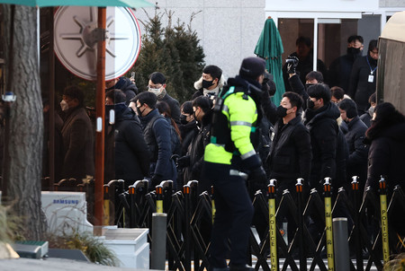 3日、ソウルの韓国大統領公邸に入る捜査員ら(EPA時事)