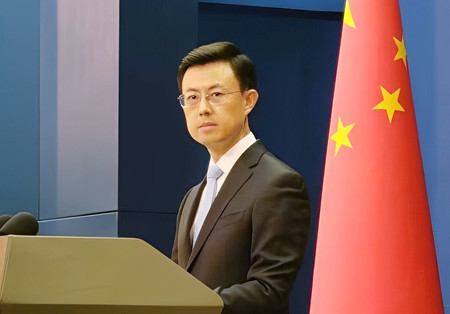 中国外務省の報道官として初の記者会見に臨む郭嘉昆副報道局長=6日、北京