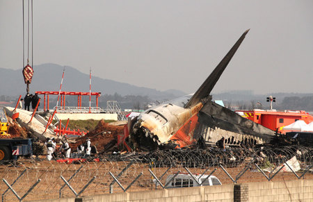 事故を起こし、炎上した済州航空の旅客機の残骸=2024年12月30日、韓国南西部全羅南道の務安国際空港