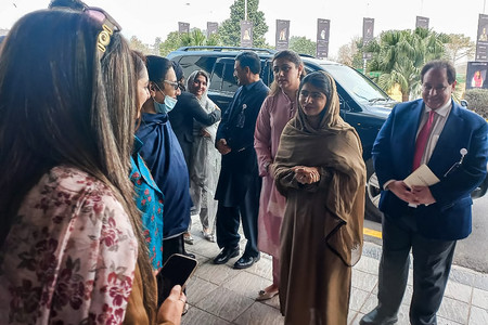 11日、パキスタンの首都イスラマバードで開催中の国際会議の会場に到着したマララ・ユスフザイさん(右から2人目)(AFP時事)