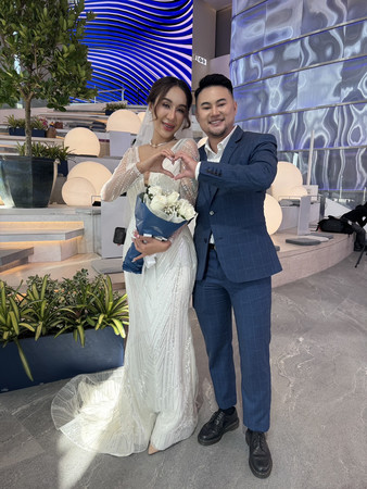 タイで同性婚が可能となる23日に婚姻届を提出する同性カップルのケビンさん(右)とナッニチャーさん=2024年12月、バンコク