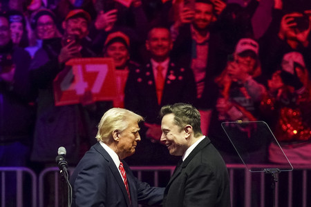 19日、ワシントンで開かれた集会に登壇するトランプ氏(左)とマスク氏(EPA時事)