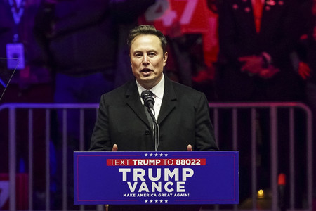 19日、ワシントンで開かれたトランプ氏の集会で演説する米実業家イーロン・マスク氏(EPA時事)