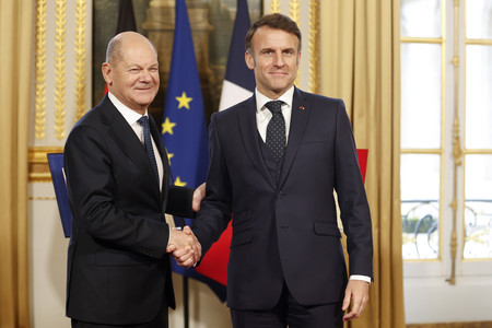 22日、パリで会談に臨むドイツのショルツ首相(左)とフランスのマクロン大統領(EPA時事)