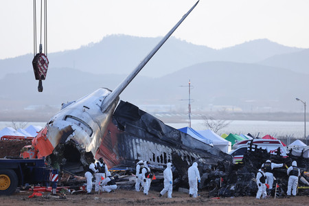 韓国南西部全羅南道の務安国際空港で発生した旅客機事故の現場を調べる警察の捜査チーム=2024年12月(EPA時事)