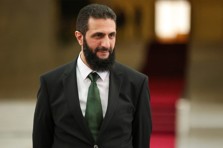 シリア暫定政権を主導する実質的指導者アハマド・シャラア氏=16日、ダマスカス(同政権提供)(AFP時事)