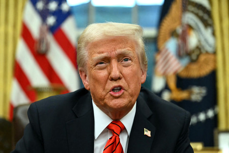 10日、ホワイトハウスで記者団に対応するトランプ米大統領(AFP時事)