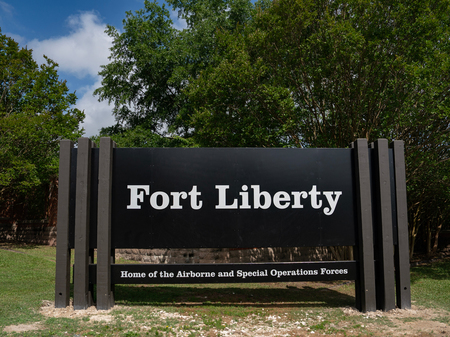 米南部ノースカロライナ州にあるフォートリバティー陸軍基地の看板=ファイエットビル(AFP時事)