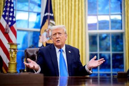 11日、米ホワイトハウスの大統領執務室で、大統領令の署名に際して発言するトランプ大統領(AFP時事)