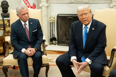 11日、米ホワイトハウスで会談するヨルダンのアブドラ国王(左)とトランプ大統領(AFP時事)