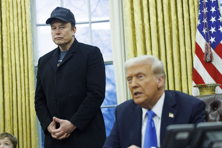 米実業家のマスク氏(左)とトランプ大統領=11日、ワシントン(EPA時事)