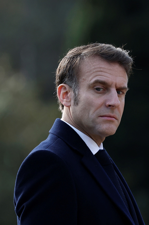 マクロン仏大統領=12日、マルセイユ(EPA時事)