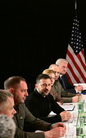 14日、ドイツ南部ミュンヘンでバンス米副大統領らと会談したウクライナのゼレンスキー大統領(中央)(AFP時事)