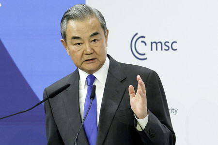 14日、ドイツで行われたミュンヘン安全保障会議で発言する中国の王毅共産党政治局員兼外相(EPA時事)