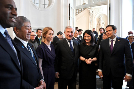 15日、ドイツ南部ミュンヘンで会合に臨む先進7カ国(G7)外相(EPA時事)