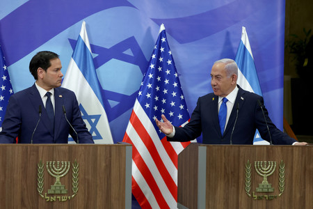 16日、エルサレムで記者会見するルビオ米国務長官(左)とイスラエルのネタニヤフ首相(AFP時事)