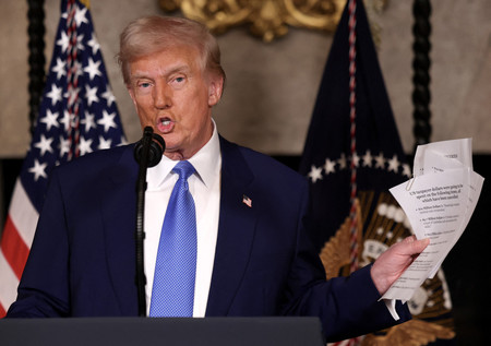 １８日、米南部フロリダ州パームビーチで記者会見するトランプ大統領（ＡＦＰ時事）
