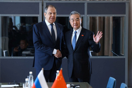 20日、南アフリカのヨハネスブルクで会談する中国の王毅共産党政治局員兼外相(右)とロシアのラブロフ外相(ロシア外務省提供)(ロイター時事)